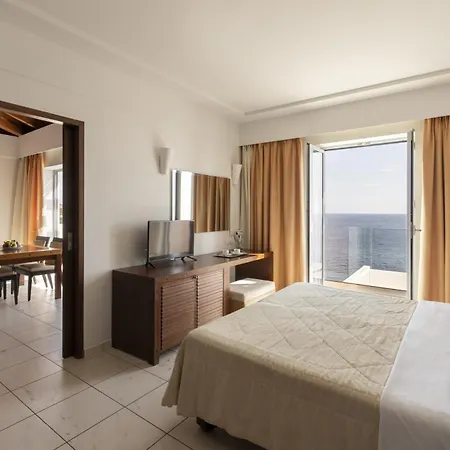 Apostolata Island & 4*